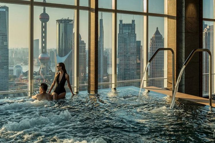 Four Seasons Hotel Shanghai di Pudong, Cina, the sexiest hotel pool ever masuk dalam peringkat dua bear.