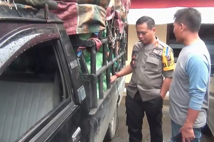 Kapolres Nias AKBP Deni Kurniawan didampingi Kepala Satuan Narkoba Polres Nias Iptu Martua Manik, saat memeriksa kembali mobil yang digunakan JKZ untuk membawa sabu sabu sebanyak 20 paket kecil siap edar, di halaman Satnarkoba Polres Nias, Kamis (3/1/2019)