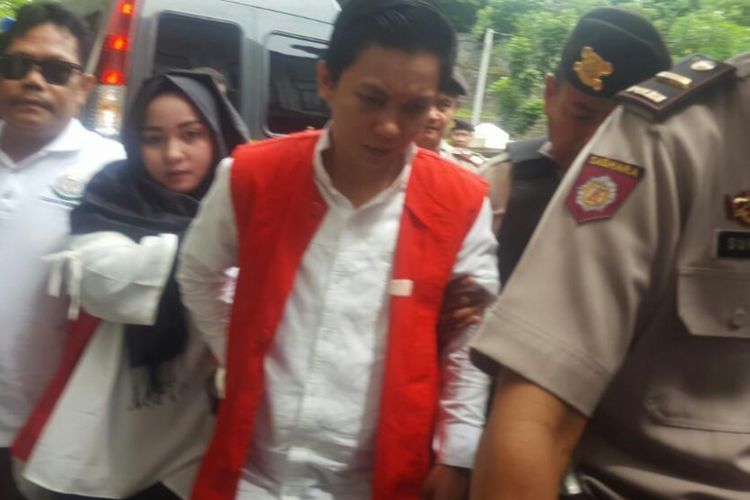 Anniesa Hasibuan dan Siti Nuraidah Hasibuan alias Kiki Hasibuan saat berada di Pengadilan Negeri Depok, Senin (5/3/2018).