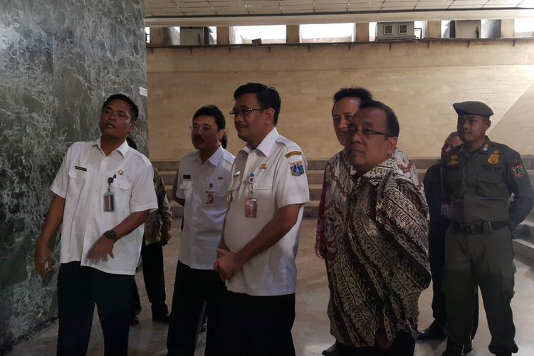 Menteri Sekretaris Negara Pratikno dan Gubernur DKI Jakarta Djarot Saiful Hidayat meninjau tempat penyimpanan bendera pusaka Merah Putih di Monumen Nasional (Monas), Jakarta Pusat, Rabu (26/7/2017). 