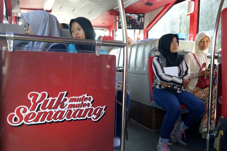 Mengusung tagline Yuk muter-muter Semarang bus double decker wisata Semarang beroperasi setiap hari Selasa-Minggu, dari Museum Mandala Bhakti, ke berbagai destinasi favorit kota Semarang, Jumat (6/9/2017). 