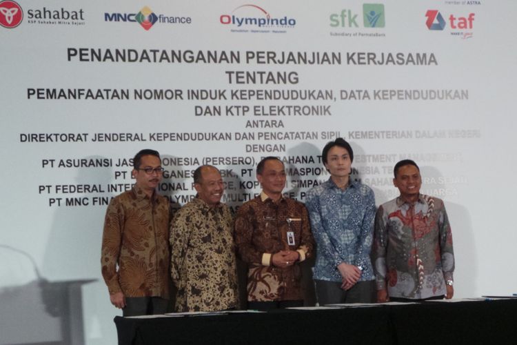 Penandatanganan kerja sama antara Ditjen Kependudukan dan Catatan Sipil (Dukcapil) Kementerian Dalam Negeri bersama 10 lembaga keuangan, di Kota Kasablanka, Jakarta Selatan, Jumat (20/10/2017).