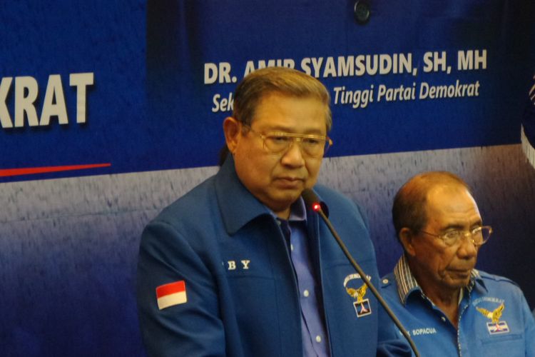 Ketua Umum Partai Demokrat Susilo Bambang Yudhoyono (SBY) saat mengumumkan 17 pasangan cagub dan cawagub Pilkada Serentak 2018 di Wisma Proklamasi, Jakarta Pusat, Minggu (7/1/2018).