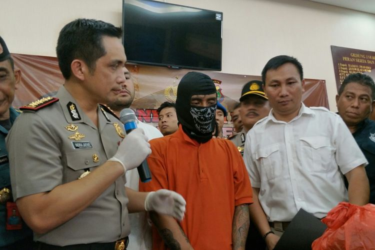 Tersangka pembunuh pensiunan TNI Angkatan Laut Hunaedi (83), Supriyanto (20), saat dirilis di Mapolres Metro Jakarta Selatan, Kamis (12/4/2018). 