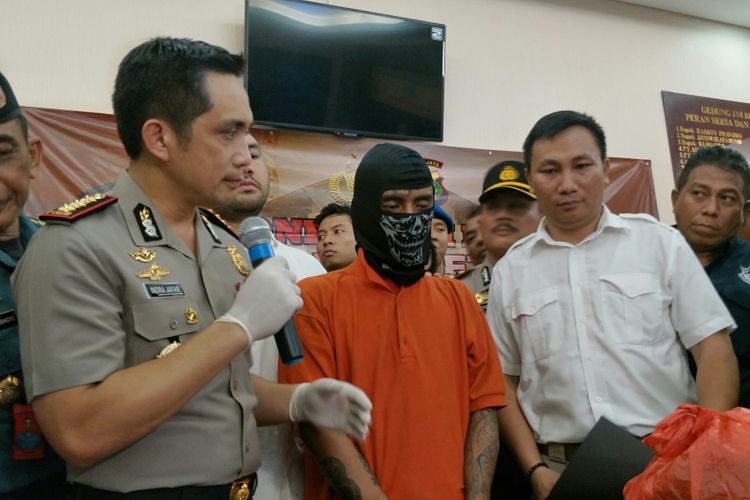 Tersangka pembunuh pensiunan TNI Angkatan Laut Hunaedi (83), Supriyanto (20), saat dirilis di Mapolres Metro Jakarta Selatan, Kamis (12/4/2018). (KOMPAS.com/NURSITA SARI)