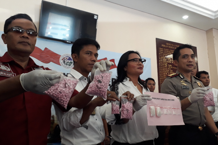 Polisi menunjukkan barang bukti sabu-sabu dan ekstasi yang disita dari pengedar narkotika berinisial Z dan S saat rilis di Mapolres Metro Jakarta Selatan, Senin (30/4/2018).