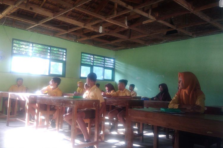 Siswa SD Seropan, Muntuk, Dlingo, Bantul, UNBK di ruang kelas memprihatinkan. 