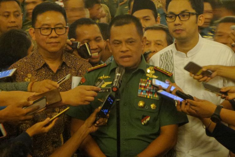 Panglima TNI Jendral Gatot Nurmantyo saat memberikan keterangan usai menghadiri acara buka puasa bersama dengan sejumlah pimpinan media massa nasional, di Balai Sudirman, Jakarta Selatan, Senin (12/6/2017).