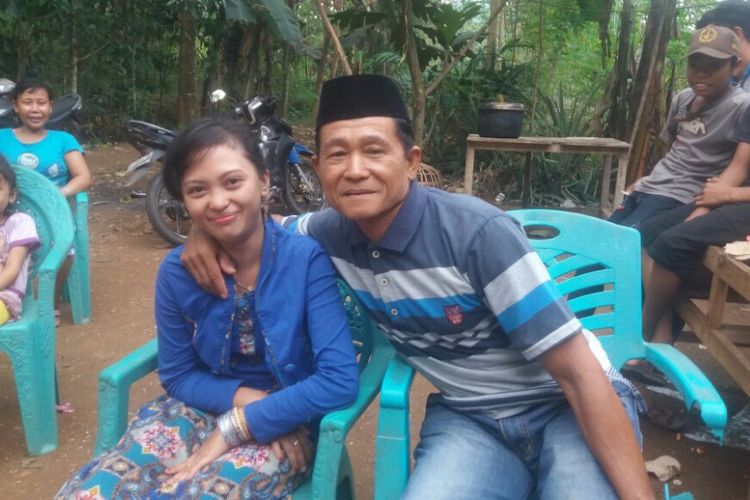 Sulaeman Daeng Ngampa (62) tengah berpose dengan isterinya, Diana Daeng Ngani (18) di kediaman mertuanya, Dusun Moncongloe, Desa Paccelekang, Kecamatan Pattalassang, Kabupaten Gowa, Sulawesi Selatan. Selasa, (18/7/2017).