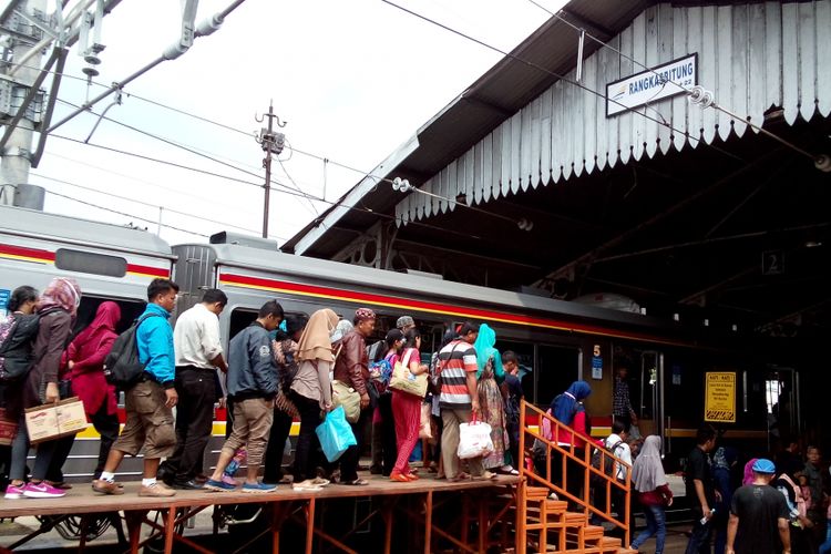 Stasiun akhir Rangkasbitung terlihat dipenuhi oleh penumpang dari kereta commuter line yang berangkat dari stasiun awal Tanah Abang, Minggu (23/7/2017). 