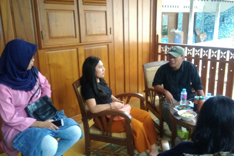 Pidi Baiq (memakai topi) sedang berbincang dengan sejumlah fansnya di Dusun Mrisi, Kasihan, Bantul, Yogyakarta, Selasa (13/2/2018) petang.