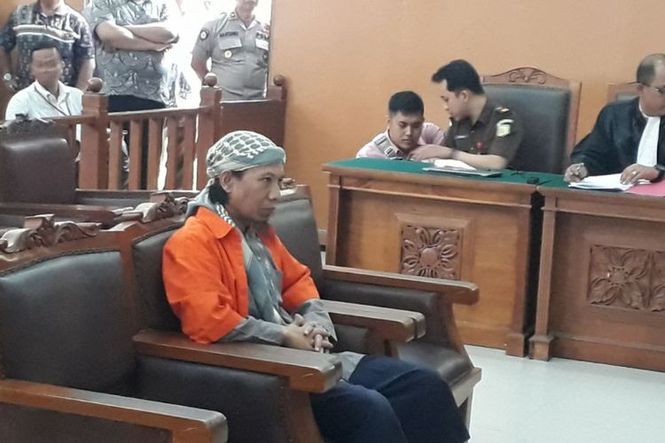 Aman Abdurrahman alias Oman terdakwa kasus ledakam bom di Jalan MH Thamrin, Jakarta Pusat, pada Januari 2016. Oman menjalani sidang perdana kasus itu di Pengadilan Negeri Jakarta Selatan, Kamis (15/2/2018). 