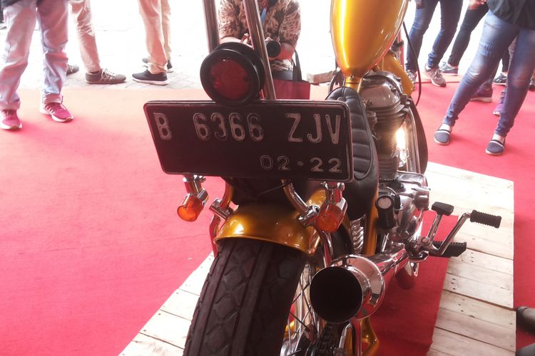 Sejumlah alat kelengkapan berkendara yang tampak sudah terpasang di motor chopper milik Presiden Joko Widodo yang dipamerkan di hari pertama ajang Indonesia International Motor Show (IIMS) 2018, di JIExpo Kemayoran, Kamis (19/4/2018).