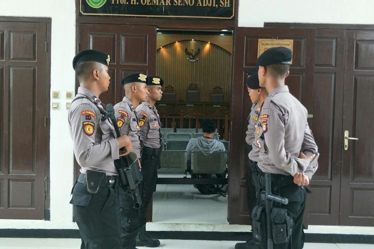 Polisi berjaga di pintu sidang utama Pengadilan Negeri Jakarta Selatan jelang sidang putusan penyelundupan satu ton sabu-sabu, Kamis (26/4/2018).