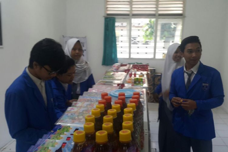 Usai diresmikan, siswa-siswi berbelanja di kantin kejujuran SMAN 6 Solo, Jawa Tengah. 