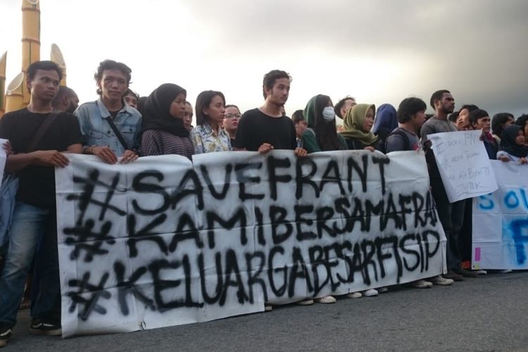 Aksi solidaritas mahasiswa dari BEM Fisip Untan menyikapi kasus yang dialami alumni, Frantinus Nirigi terkait peristiwa dalam pesawat Lion Air di Bandara Internasional yang digelar di Bundaran Digulis, Pontianak, Kalimantan Barat (31/5/2018)
