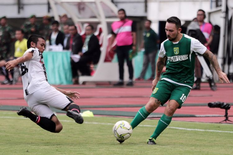 Gelandang serang Persebaya, Damian Lizio, melepaskan tembakan saat menghadapi Persidago Gorontalo pada leg kedua babak 16 besar Piala Indonesia 2018 di Stadion Gelora Bung Tomo, Surabaya, Sabtu (23/2/2019).