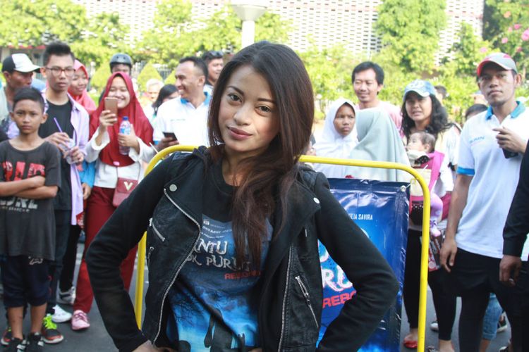 Angie Virgin mempromosikan film terbarunya, Hantu Jeruk Purut Reborn, di car free day di kawasan Sarinah, Jakarta Pusat, Minggu (10/9/2017).