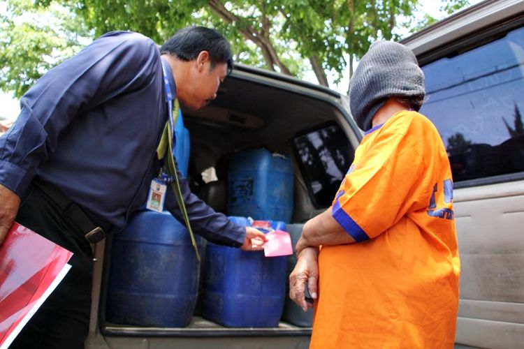 Sadiyem (70) warga Desa Bekonang diamankan anggota Kepolisian Resor Magetan karena kedapatan membawa 17 jerigen arak, sejenis minuman keras yang berasal dari fermentasi beras. 