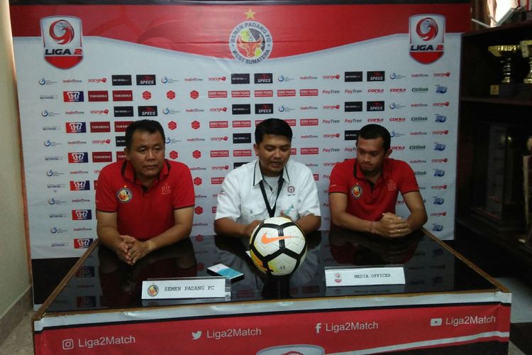 Pelatih Semen Padang Syafrianto Rusli dan pemain balakng Ngurah Nanak memberi keterang pers jelang lawan Persita,  Selasa (27/11/2018) eibkantor PT  KSSP