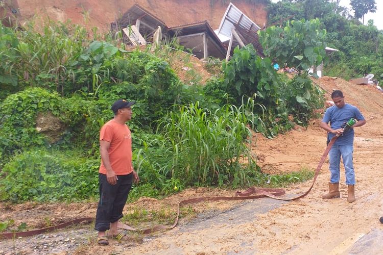 Sebuah rumah warga di kawasan Rumah Tiga Kecamatan Teluk Ambon rusak parah akibat tertimpa longsor, Kamis (6/6/2019) 