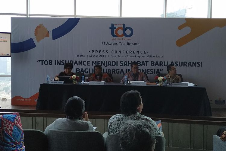 Direktur Teknik PT Asuransi Total Bersama (Tob Insurance) Diana Tjandra Gunawan (kiri) memberikan penjelasan dalam konferensi pers di Jakarta, Jumat (2/8/2019).