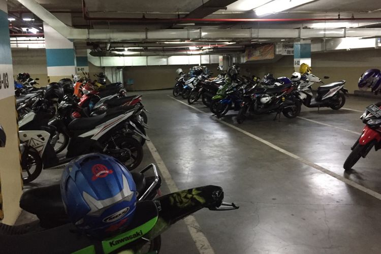 Suasana tempat parkir sepeda motor di mal Teras Kota, Kota Tangerang Selatan, Selasa (5/9/2017). Pemerintah Kota Tangerang Selatan memberlakukan kenaikan tarif parkir baru bagi kawasan pusat perbelanjaan, perkantoran, hingga penitipan kendaraan di sekitar terminal dan stasiun.