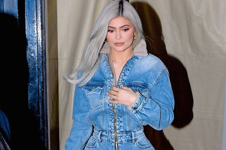 Kylie Jenner mengenakan denim jumpsuit