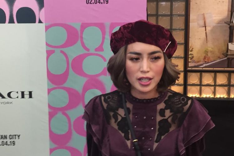 Artis peran yang juga pembawa acara Jessica Iskandar saat diabadikan di Senayan City, Jakarta Pusat, Selasa (2/4/2019).
