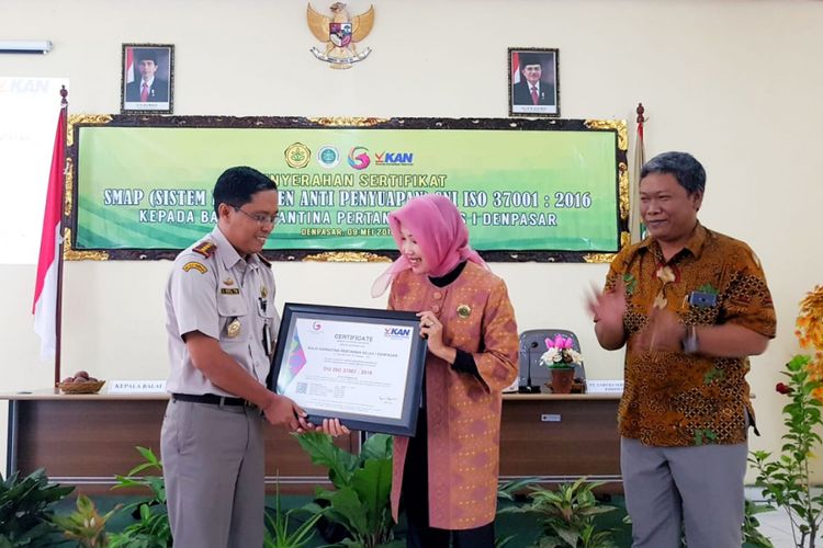 Kementerian Pertanian melalui Kepala Badan Karantina Pertanian, Banun Harpini, menyerahkan Sertifikat SNI ISO 37001: 2016 tentang Sistem Manajemen Anti Penyuapan (SMAP) kepada Kepala Balai Karantina Pertanian Kelas I Denpasar (BKP Denpasar), Putu Terunanegara, di Denpasar, Rabu (9/5/2018)