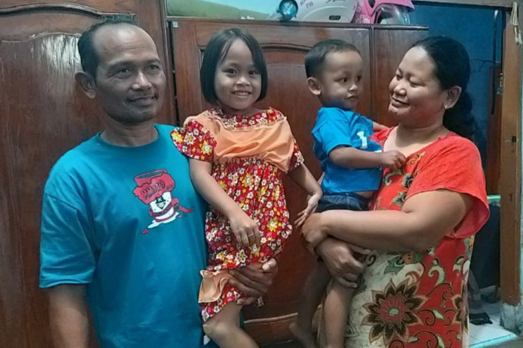 Inilah Arina Fitroh (35) bersama kakaknya, Arif Rosidi (47) dan dua anaknya Sifa Nurkaromah (5) dan Khamim Nurmahmudin (3), warga Dusun Sumberejo, Desa Kersikan, Kecamatan Geneng, Kabupaten Ngawi yang selamat setelah terjebak banjir di sekitar ruas tol Ngawi-Kertosono, Kamis (7/3/2019). Penyelamatan satu keluarga yang terjebak banjir di dekat jalan tol viral di media sosial. 
