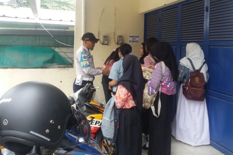Pelajar SMU yang diamankan Satpol PP di Warung Kopi, Kamis (20/9/2018).