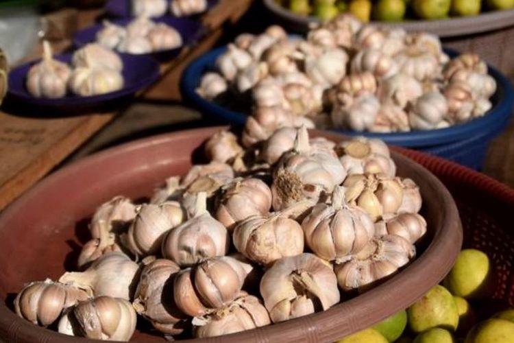Akibat kehabisan stok, komoditi bawang putih mulai hilang dari pasaran di pasar tradisional di Kota Baubau,  Sulawesi Tenggara.  Para pedagang di pasar tradisional seperti pasar Karya Nugraha, Kota Baubau, sudah tidak lagi menjual bawang putih.