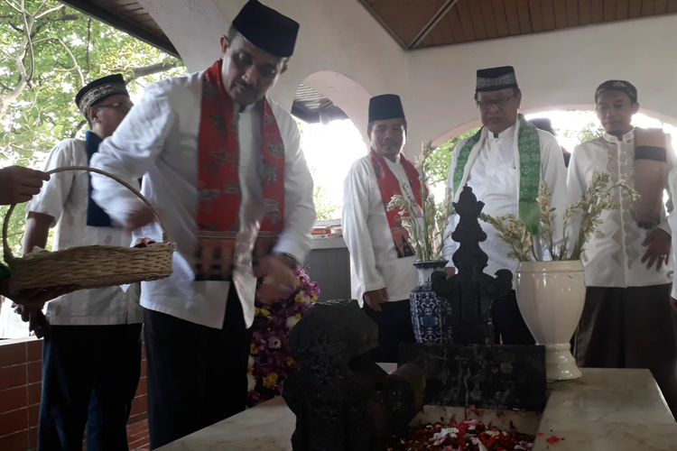 Wali Kota Jakarta Timur Muhammad Anwar menaburkan bunga di atas makam Pangeran Jayakarta, Senin (17/6/2019).