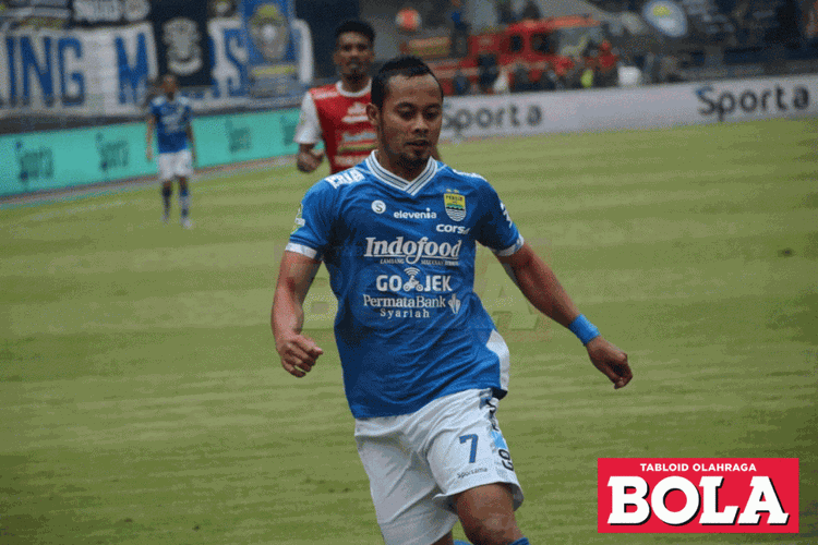 Aksi Atep pada laga Persib vs Arema mengantarkan tuan rumah menang di Stadion Gelora Bandung Lautan Api, 13 September 2018. 
