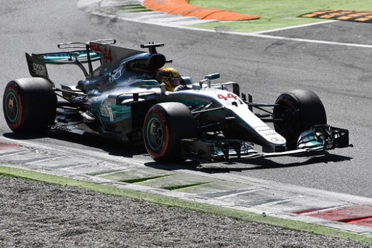 Pebalap Mercedes asal Inggris, Lewis Hamilton, memacu mobil pada balapan GP Italia yang berlangsung di Sirkuit Monza, Minggu (3/9/2017).