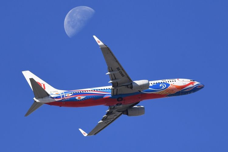 Salah satu pesawat milik maskapai penerbangan Air China terbang di atas bandara Beijing.