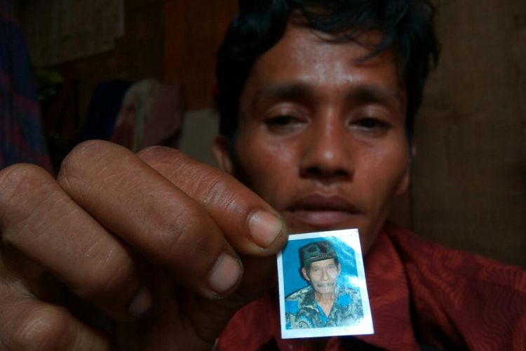 Andi Sudirman menunjukan foto sang ayah yang telah meninggal dunia dan belum sempat dikabarkan ke sanak saudara di Bone Sulawesi Selatan.