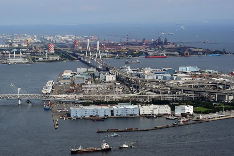 Terminal kargo di pelabuhan Yokohama, Jepang menjadi salah satu pelabuhan internasional terbesar yang terletak di pinggiran Tokyo.