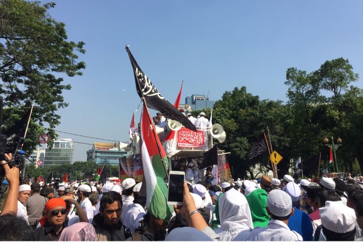Massa Aksi 67 Memadati Jalanan Depan Bareskrim i Gedung Kementerian Kelautan dan Perikanan, Jakarta Pusat, Jumat (7/7/2018) setelah shalat Jumat pukul 14.00.