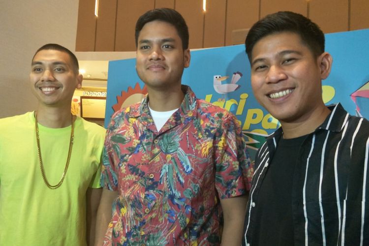 Rayi (kiri) bersama dua personel RAN lainnya, Nino dan Asta, di sela gala premier film Kulari ke Pantai di XXI Epicentrum Walk, Jakarta Selatan, Sabtu (23/6/2018).