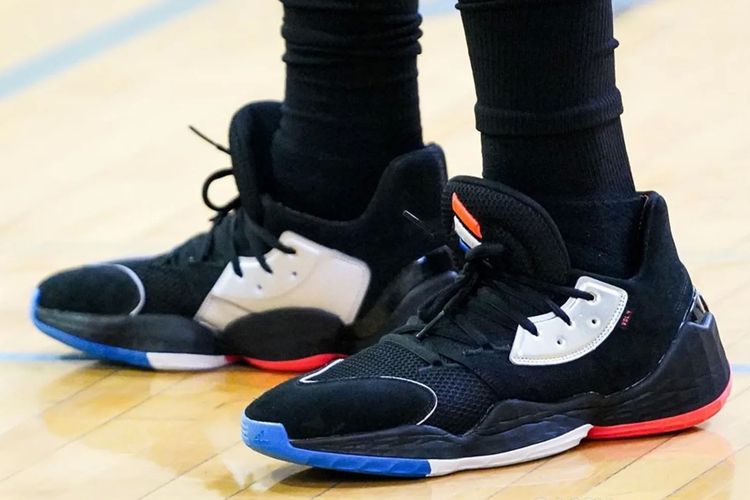 Sepatu basket hasil kolaborasi dengan Adidas tersebut tertangkap kamera fotografer Cassy Athena, di sela latihan off-season. 