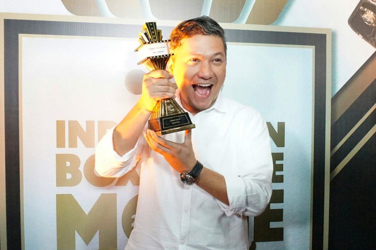 Pembawa acara Gading Marten saat menerima penghargaan di Indonesian Box Office Movie Awards 2018 yang digelar di Emtek City, Daan Mogot, Jakarta Barat, Jumat (23/3/2018). 