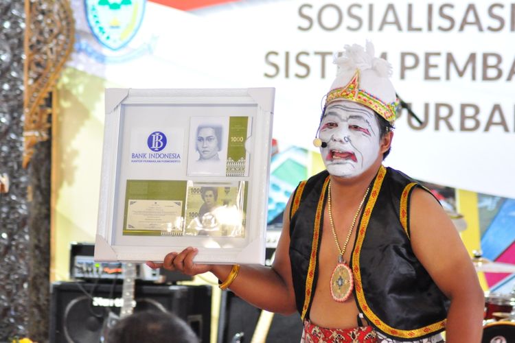Sejumlah seniman memberikan sosialisasi Kebanksentralan dan sistem Pembayaran Tunai/non Tunai di Pendopo Dipokusumo Purbalingga, Jawa Tengah, selasa (2/4/2019).