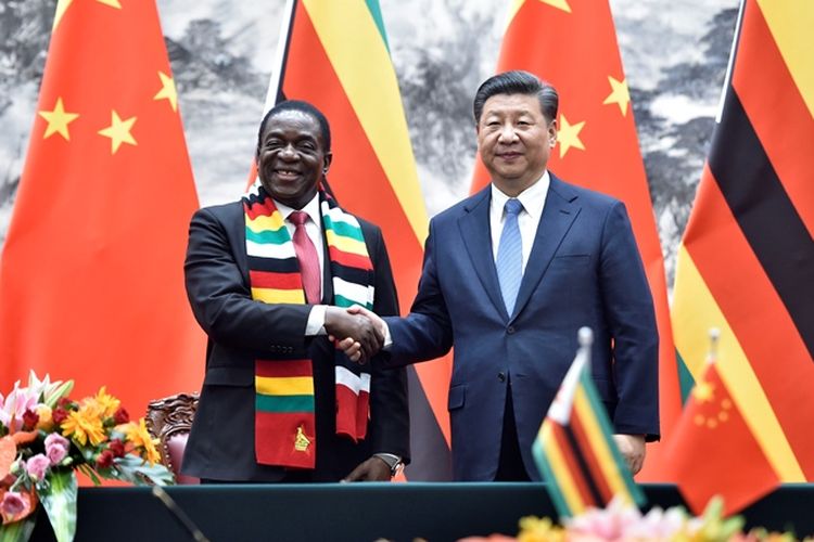 Presiden Zimbabwe Emmerson Mnangagwa (kiri) berjabat tangan dengan Presiden China Xi Jinping saat pertemuan keduanya di Beijing, Selasa (3/4/2018).