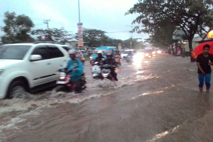 Banjir di Kota Makassar meluas hingga menggenangi ruas Jalan Perintis Kemerdekaan, yang merupakan jalan trans-Sulsel sebagai penghubung Kota Makassar dengan kabupaten/kota di wilayah utara Sulsel. Luapan air Danau Unhas meluber hingga ke jalan dan saluran drainase pun tidak berfungsi maksimal. Banyak kendaraan warga yang rusak akibat banjir.