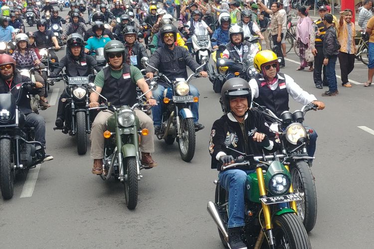 Presiden Joko Widodo kembali menunggangi motor Kawasaki w175 miliknya yang berwarna hijau. Kali ini, Jokowi melakukan touring singkat di Kota Bandung, Jawa Barat, Minggu (11/10/2018). 