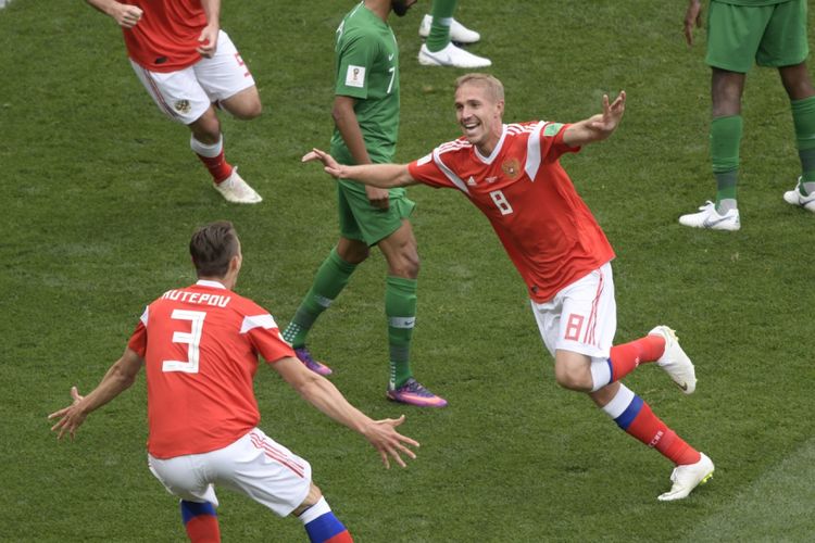 Gelandang Timnas Rusia, Yuri Gazinskiy, merayakan gol yang dicetaknya dalam laga pembukaan Piala Dunia 2018 menghadapi Arab Saudi di Luzhniki Stadium, 14 Juni 2018.