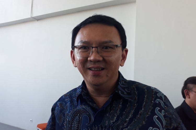 Mantan Gubernur DKI Jakarta Basuki Tjahaja Purnama alias Ahok ditemui usai menghadiri diskusi kebangsaan di Universitas Kristen Petra, Surabaya, Jawa Timur, Senin (19/8/2019).