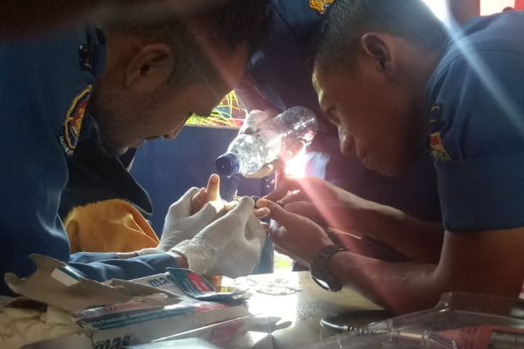 Petugas pemadam kebakaran berusaha melepaskan cincin dari jari manis seorang warga yang meminta pertolongan ke Kantor Sudin PKP Jakarta Timur, Kamis (25/4/2019).